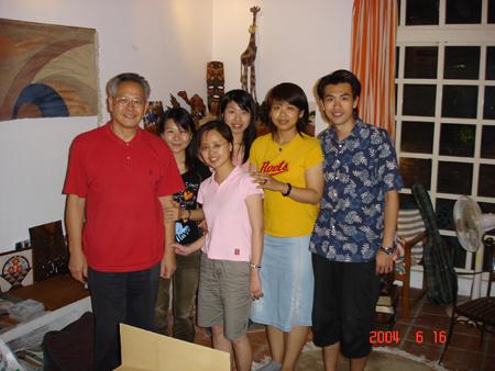 2004 (31).jpg - Jun 16, 2004 迎新送舊(老師家) [Lab newcomer welcome party (Prof. Shiau's house)]-10
